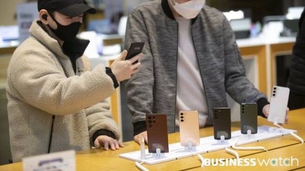 10일 서울 서초구 삼성 딜라이트에 삼성전자의 새로운 플래그십 스마트폰 