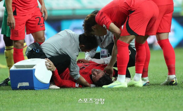 한국 축구대표팀의 황의조가 27일 서울월드컵경기장에서 열린 카메룬과 평가전에서 허리에 극심한 통증을 호소하고 있다.      권도현 기자